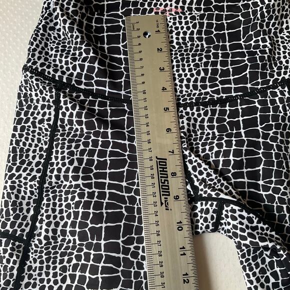 Feed Me Fight Me Women Leggings size M Stretchy Snake Skin Print Black & White - Picture 5 of 9